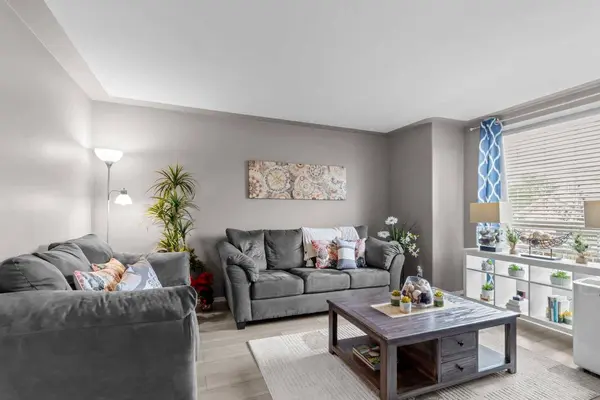 27 Vickers Close, Red Deer, AB T4R 0E6
