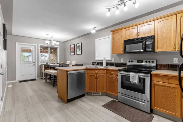 27 Vickers Close, Red Deer, AB T4R 0E6
