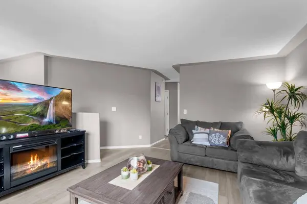 27 Vickers Close, Red Deer, AB T4R 0E6
