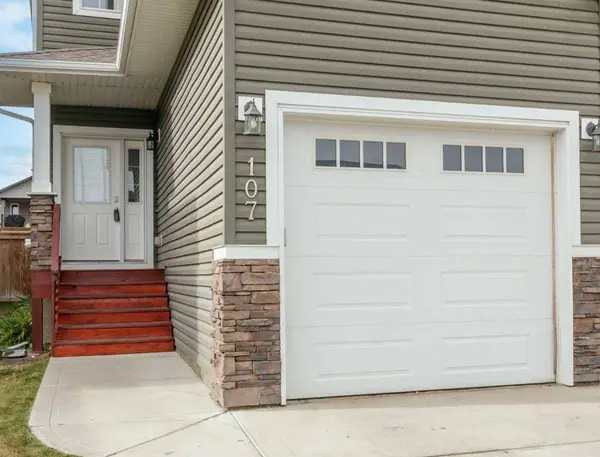 107 Henderson CRES, Penhold, AB T0M 1R0