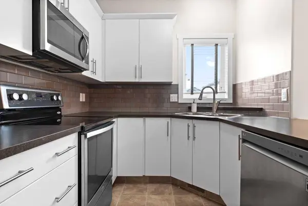 107 Henderson CRES, Penhold, AB T0M 1R0