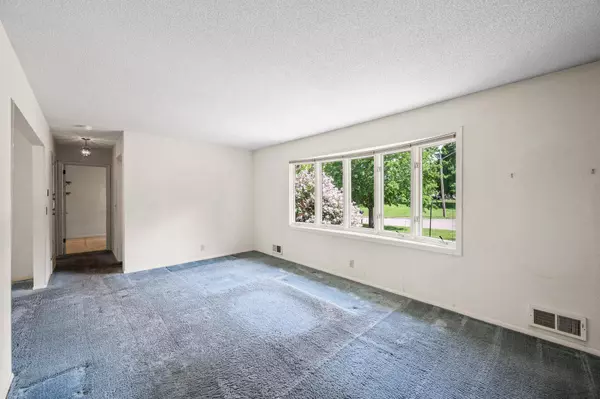 2577 Mayer LN E, Maplewood, MN 55119