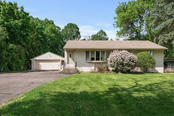 2577 Mayer LN E, Maplewood, MN 55119