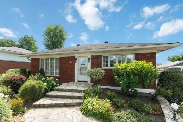 742 Halstead ST, Elmvale Acres And Area, ON K1G 1M6