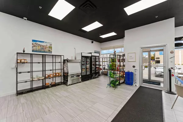 420 Hazeldean RD #8, Kanata, ON K2L 4B2