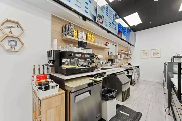 420 Hazeldean RD #8, Kanata, ON K2L 4B2