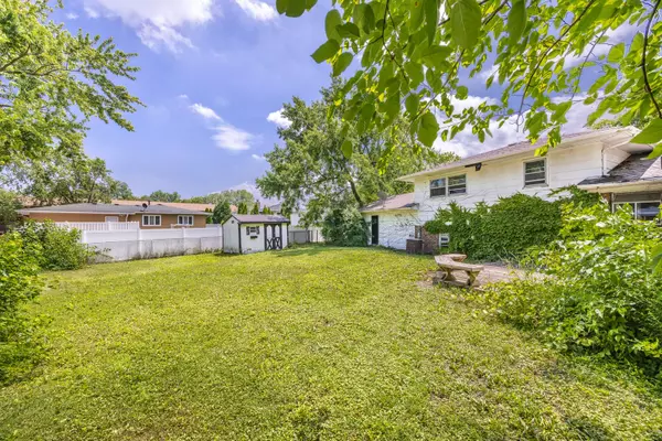 555 N Cherry DR, Glenwood, IL 60425