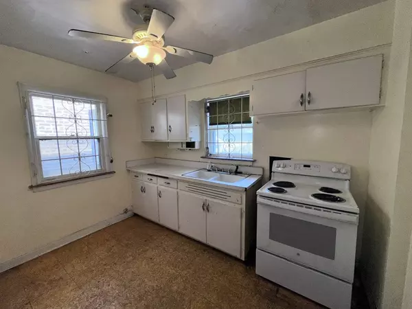 9527 S Woodlawn AVE, Chicago, IL 60628