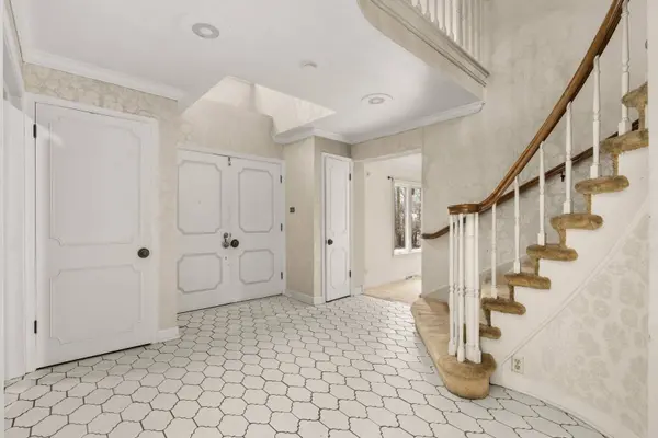 30 Strauss LN, Olympia Fields, IL 60461