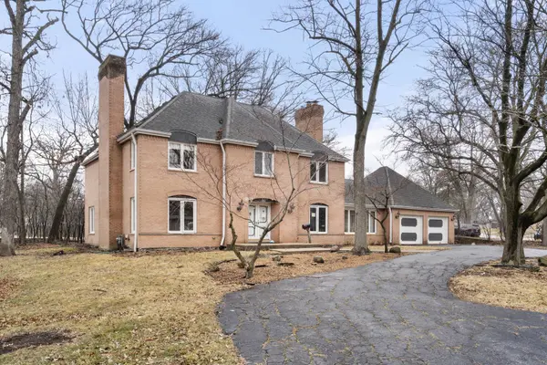 30 Strauss LN, Olympia Fields, IL 60461