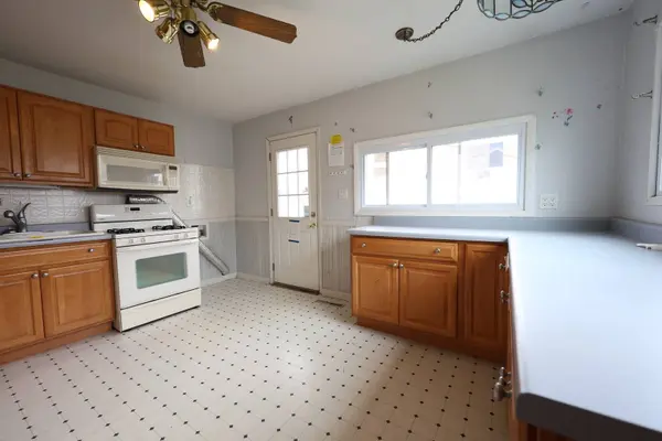 704 LINCOLNWOOD DR, Streamwood, IL 60107