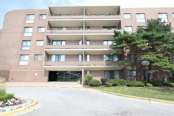7 E CARRIAGEWAY DR #408