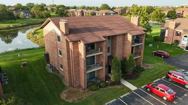 9900 TREETOP DR #2E