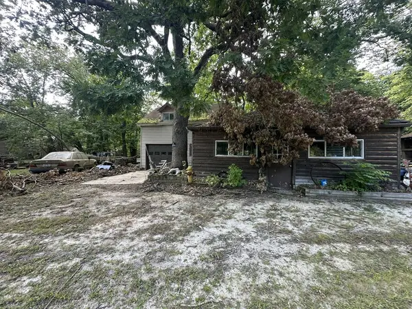2200 W Thorn LN, Crete, IL 60417