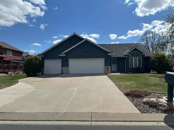 1408 Homestead ST, Shakopee, MN 55379