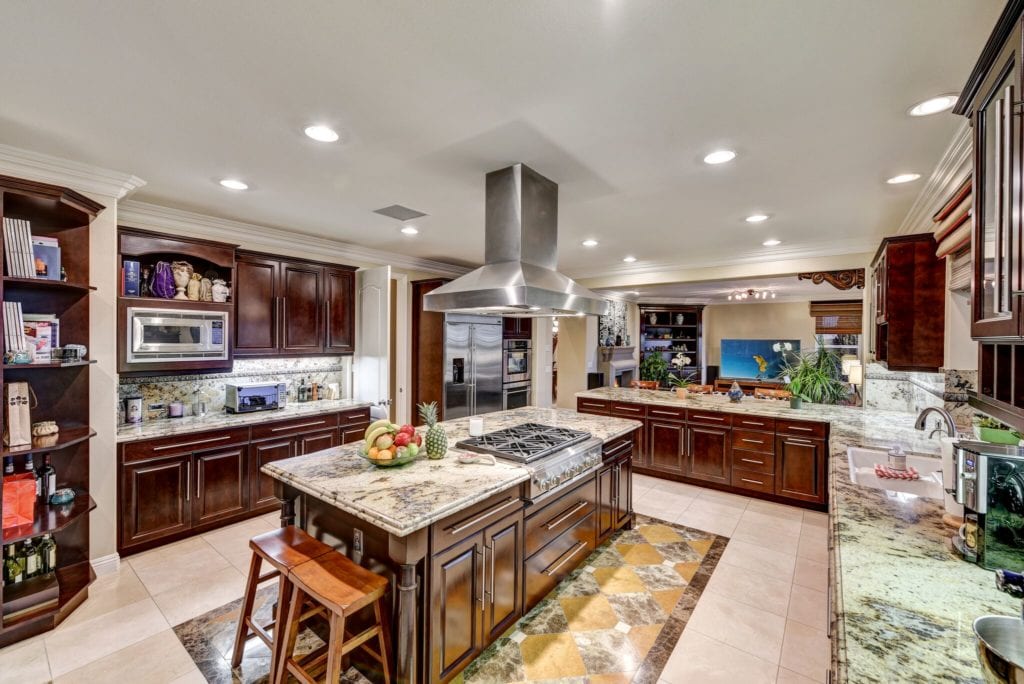 Modern kitchen with updated hardware and neutral paint in an Austin suburb home