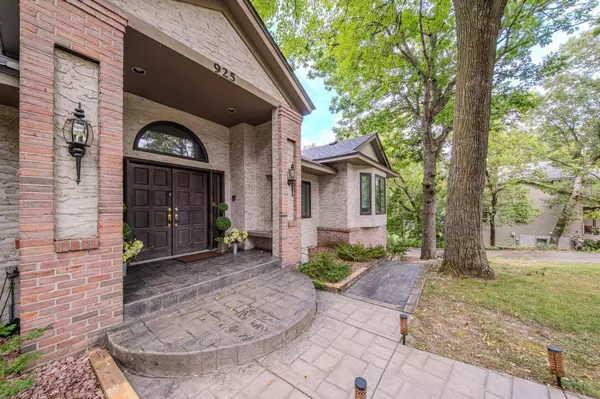 925 Palm CIR, Maplewood, MN 55109