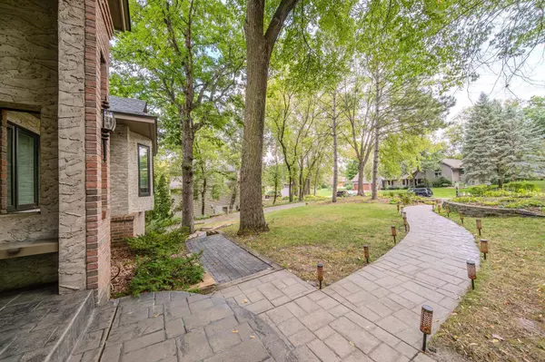 925 Palm CIR, Maplewood, MN 55109