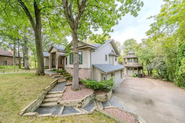 925 Palm CIR, Maplewood, MN 55109