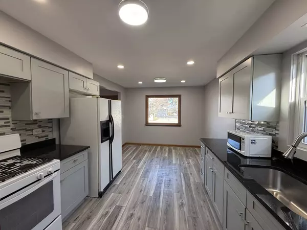 7504 LATROBE AVE, Burbank, IL 60459