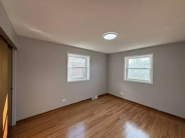 7504 LATROBE AVE, Burbank, IL 60459