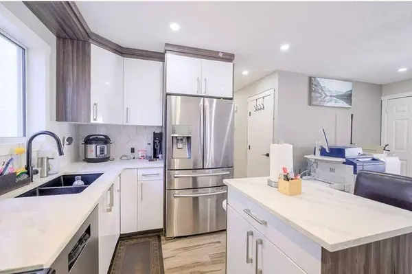 6923 Laguna WAY NE, Calgary, AB T1Y 6W2