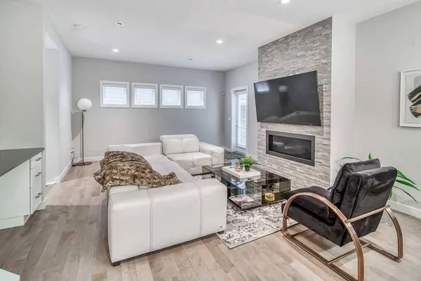 2428 30 ST SW #3, Calgary, AB T3E 2M1