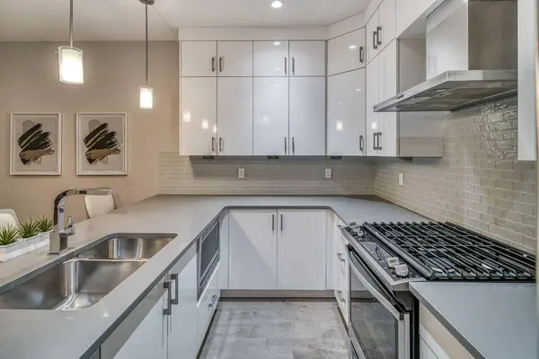 2428 30 ST SW #3, Calgary, AB T3E 2M1