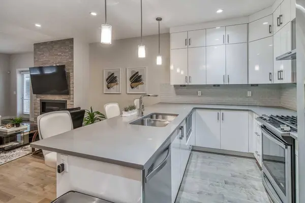 2428 30 ST SW #3, Calgary, AB T3E 2M1