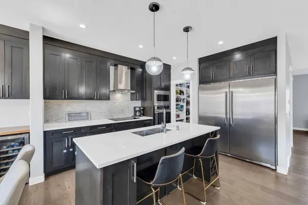 131 Sherview GRV NW, Calgary, AB T3R 0Y4