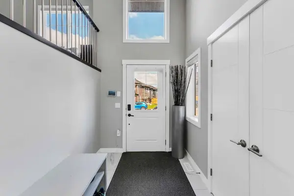 131 Sherview GRV NW, Calgary, AB T3R 0Y4