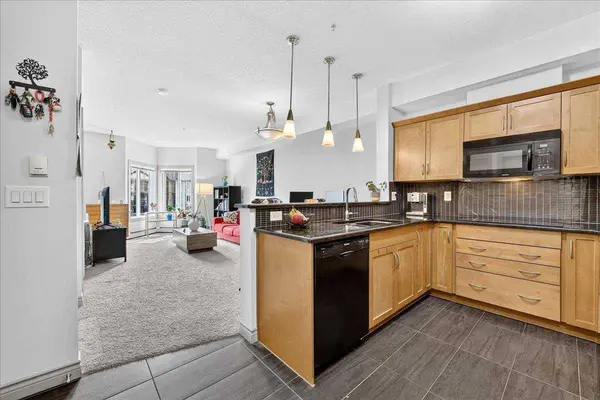 70 Royal Oak PLZ NW #303, Calgary, AB T3G0C6