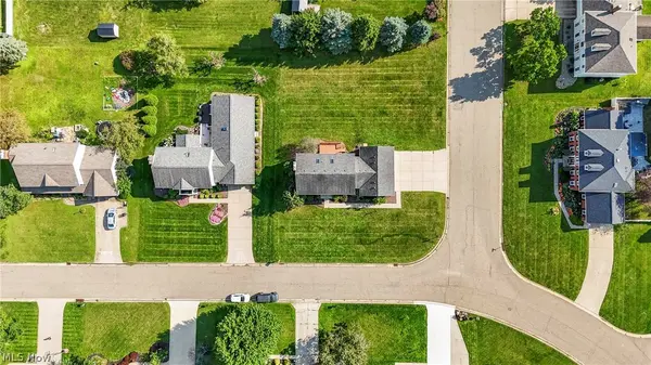 906 Southmoor CIR NE, Canton, OH 44721
