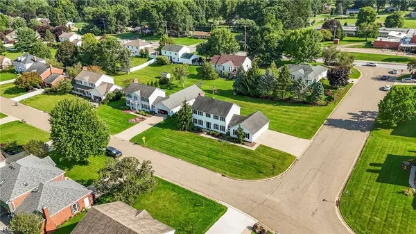 906 Southmoor CIR NE, Canton, OH 44721