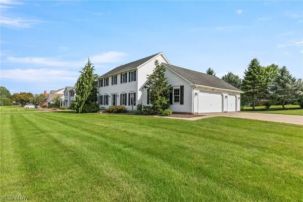906 Southmoor CIR NE, Canton, OH 44721