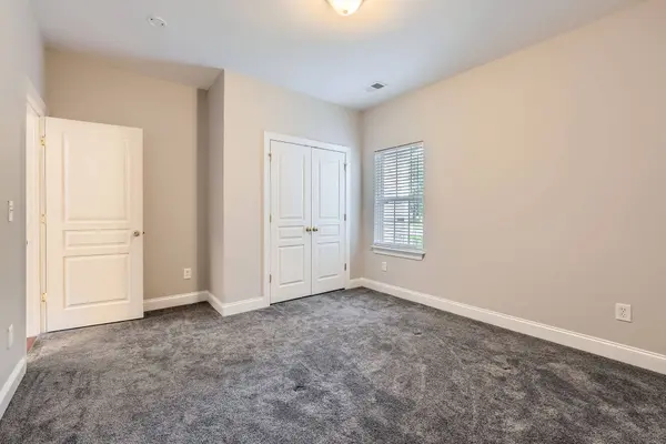 5604 Bradford Lake Ln, Charlotte, NC 28269-1368