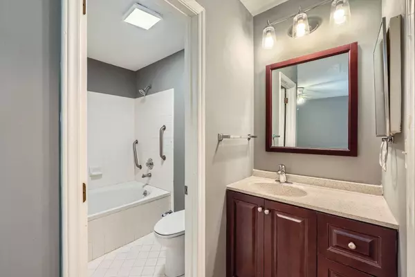 5913 Crape Myrtle Ln, Charlotte, NC 28216-1411