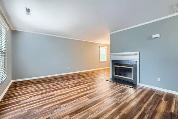 5913 Crape Myrtle Ln, Charlotte, NC 28216-1411