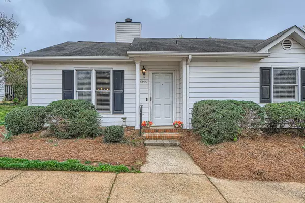 5913 Crape Myrtle Ln, Charlotte, NC 28216-1411