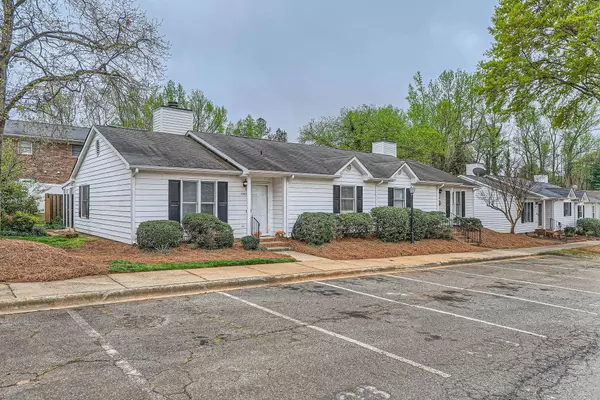5913 Crape Myrtle Ln, Charlotte, NC 28216-1411