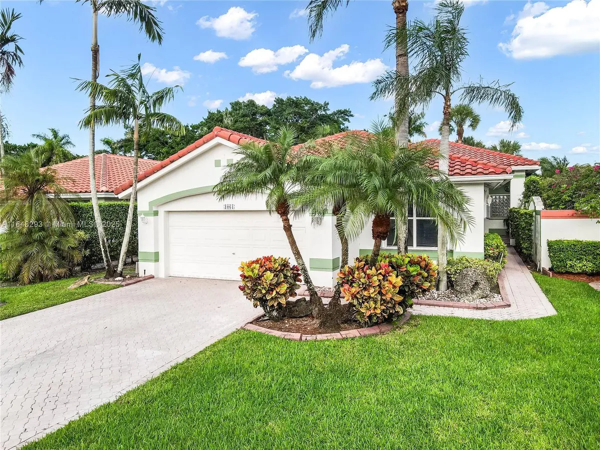 1061 Bel Aire Dr E, Pembroke Pines, FL 33027-2223