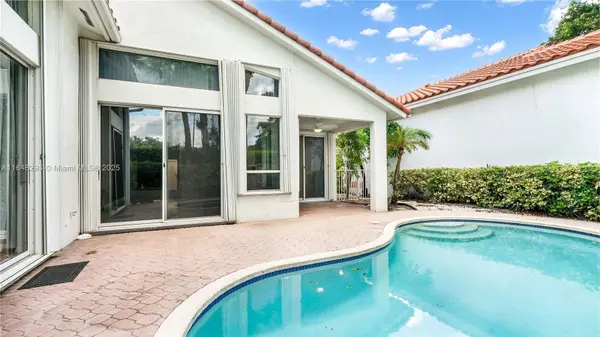 1061 Bel Aire Dr E, Pembroke Pines, FL 33027-2223
