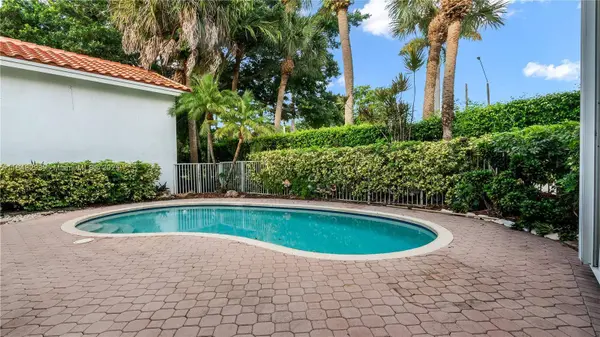 1061 Bel Aire Dr E, Pembroke Pines, FL 33027-2223