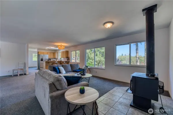 6736 NE Admiral LN, Hansville, WA 98340