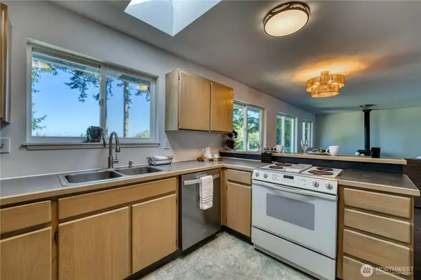 6736 NE Admiral LN, Hansville, WA 98340