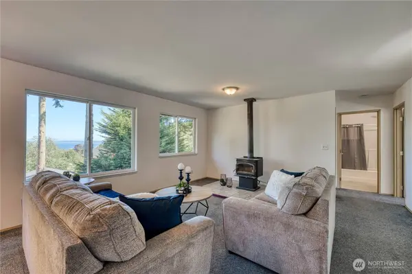 6736 NE Admiral LN, Hansville, WA 98340