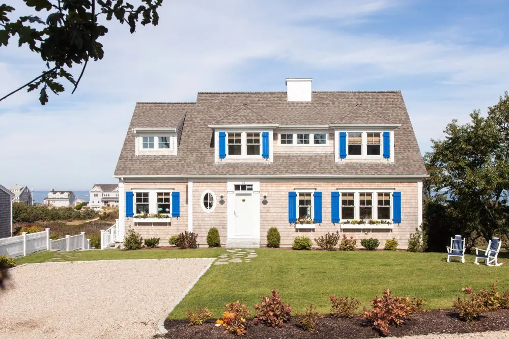 Blue-accent-window-shutters-1