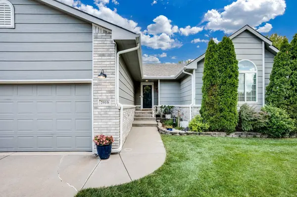 2910 N Cardington Ct, Wichita, KS 67205