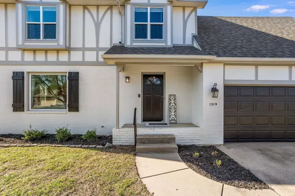 1319 E Warren Ave, Derby, KS 67037