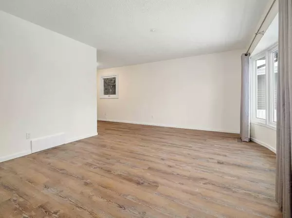 2426 14 ST N, Lethbridge, AB T1H 4P3